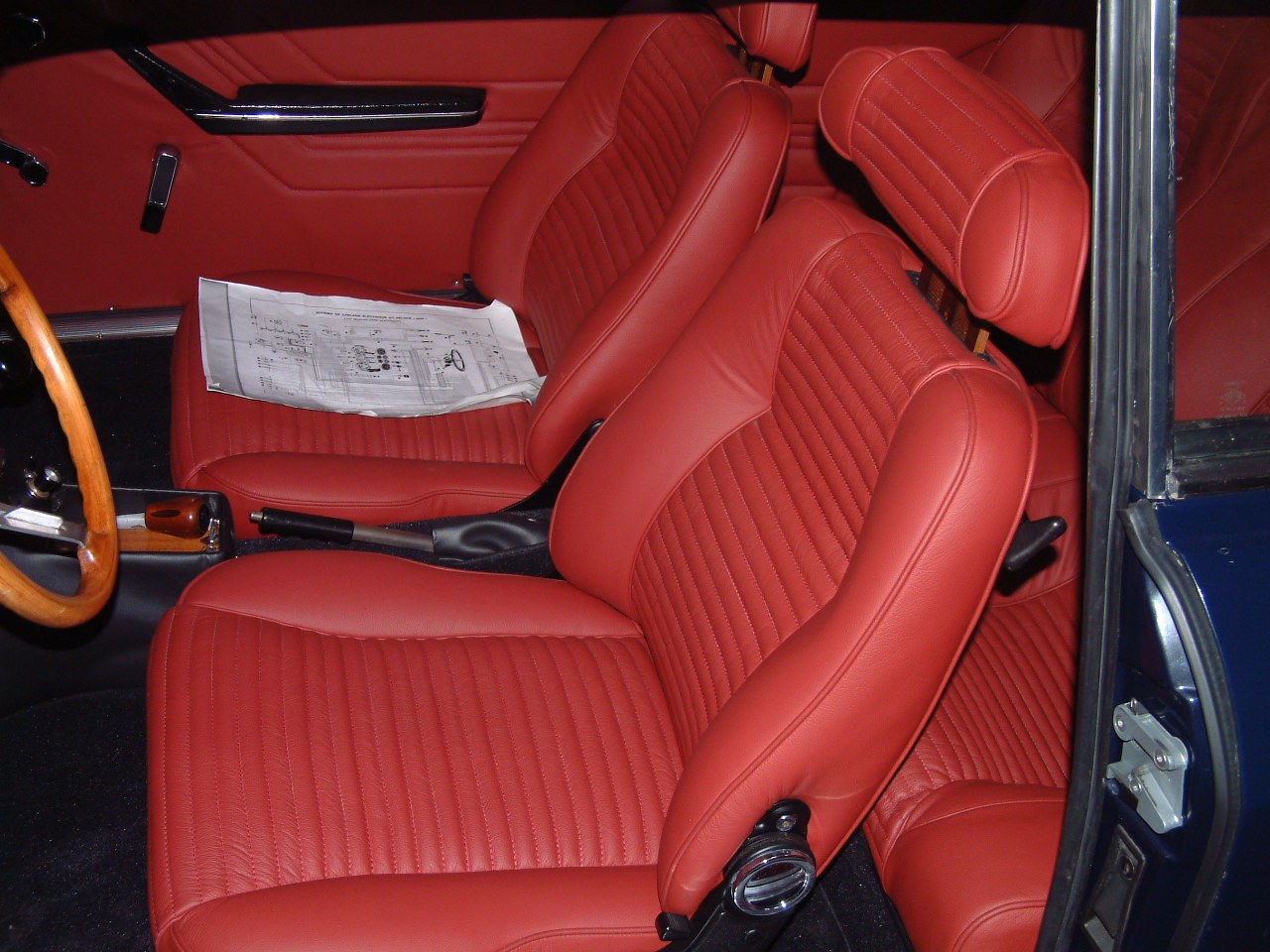 Alfa Romeo: sellerie, housse de siege, tapis, moquette, tableau de bord.
